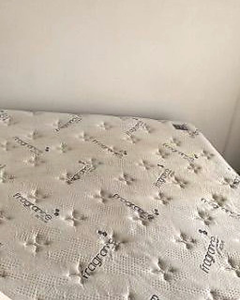 Mismo colchón después de la limpieza, sin manchas