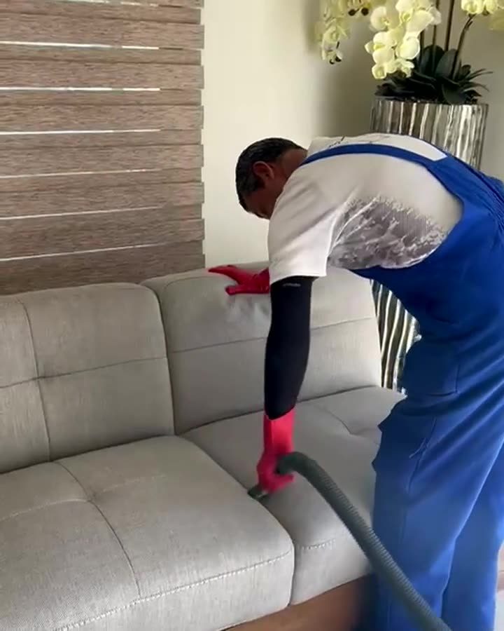 Técnico de Fasto Clean limpiando un sofá tapizado a profundidad